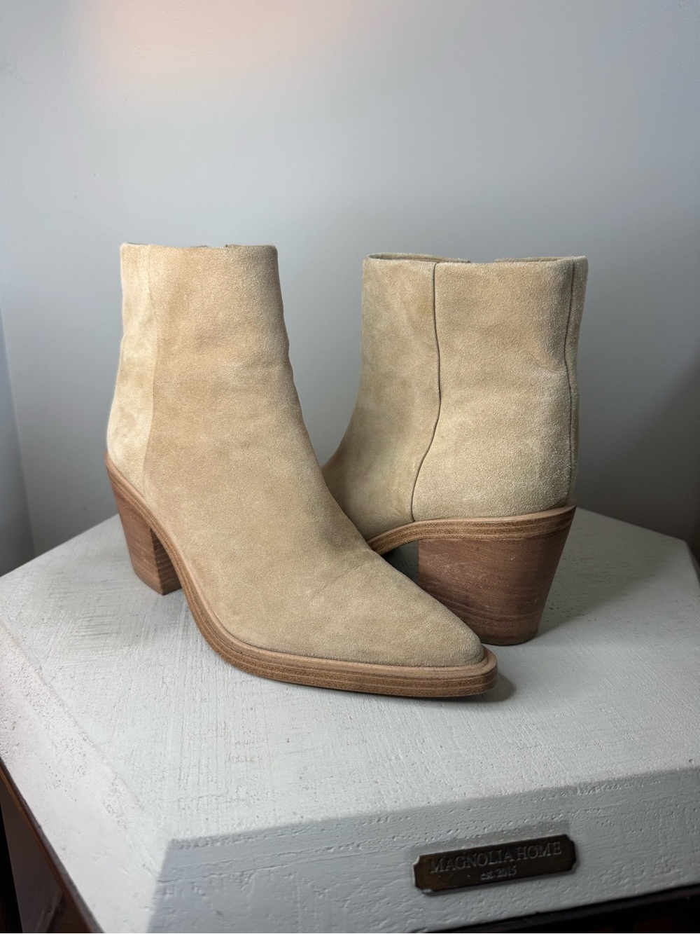 Vince Camuto Rinvalla pointed toe bootie in tan suede size 6.5